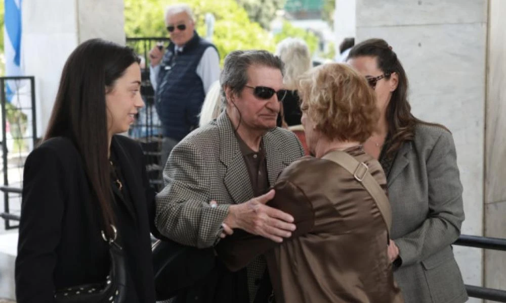Συγκίνηση και θλίψη στο «τελευταίο αντίο» στον Γιάννη Φέρτη